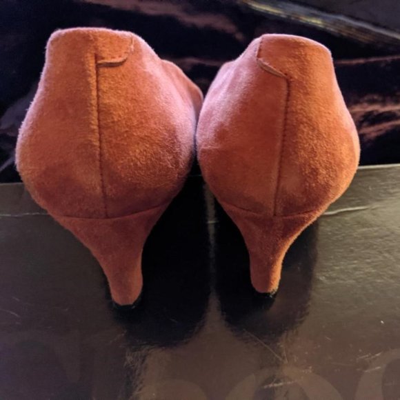 Vintage 1980s Designer Evan-Picone Suede 2-1/4" Heels Pumps, Pewter Accent 7.5 - Picture 5 of 16
